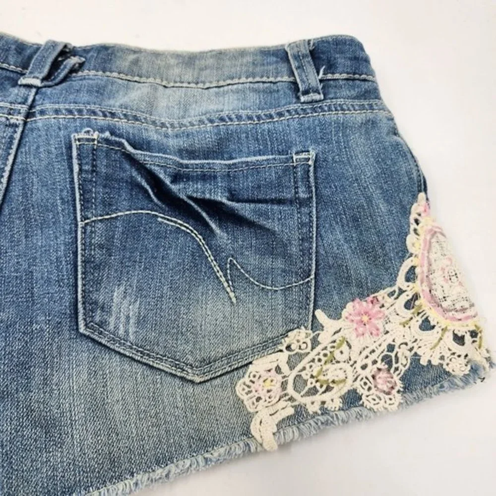 Vanilla Star Cutoff Bootie Shorts Floral Lace Boho Detail Distressed Jean Size 7